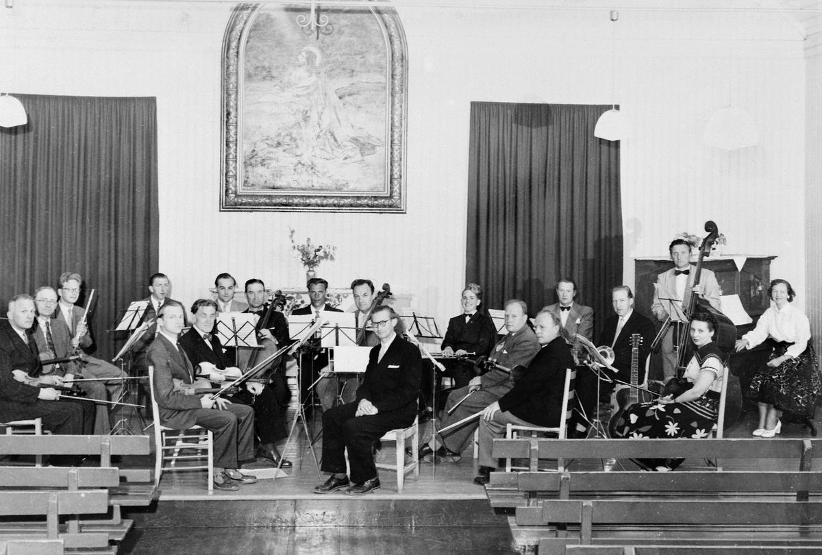 Anno Domkirkeodden, Musikere, Brumunddal orkesterforening, interiør, bedehuset, Brumunddal. Fra venstre på første fiolin er Per Stenberg, Karsten Fullu, Arne STøven Nils Hegre, fløyte Åge Solberg, klarinetter er Nils Trandum, Sigmund Rypdal, saksofon er Kåre Prestsæter, cello er Håvarrd B. Elstrand, Eivind Torkelsen, …