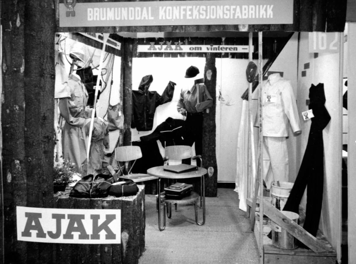 Anno Domkirkeodden, Brumunddal konfeksjonsfabrikk, A/S Ajak fabrikker, messe, utstilling av klær, Oslo.