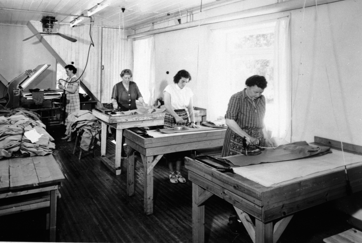 Anno Domkirkeodden, Interiør, Brumunddal konfeksjonsfabrikk, A/S Ajak fabrikker, damer med strykejern og presse. ved pressa er Margaretha Major, strykedamer er Emma Myhren, Nora Hovdedalen, Laura Røbekk.