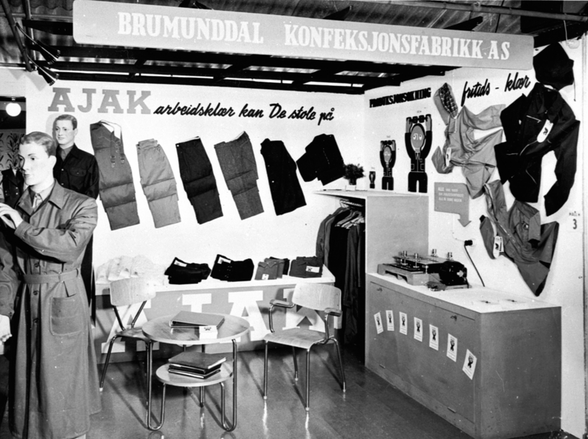 Anno Domkirkeodden, Brumunddal konfeksjonsfabrikk, A/S Ajak fabrikker, messe, utstilling av klær, arbeidsklær, fritidsklær.
