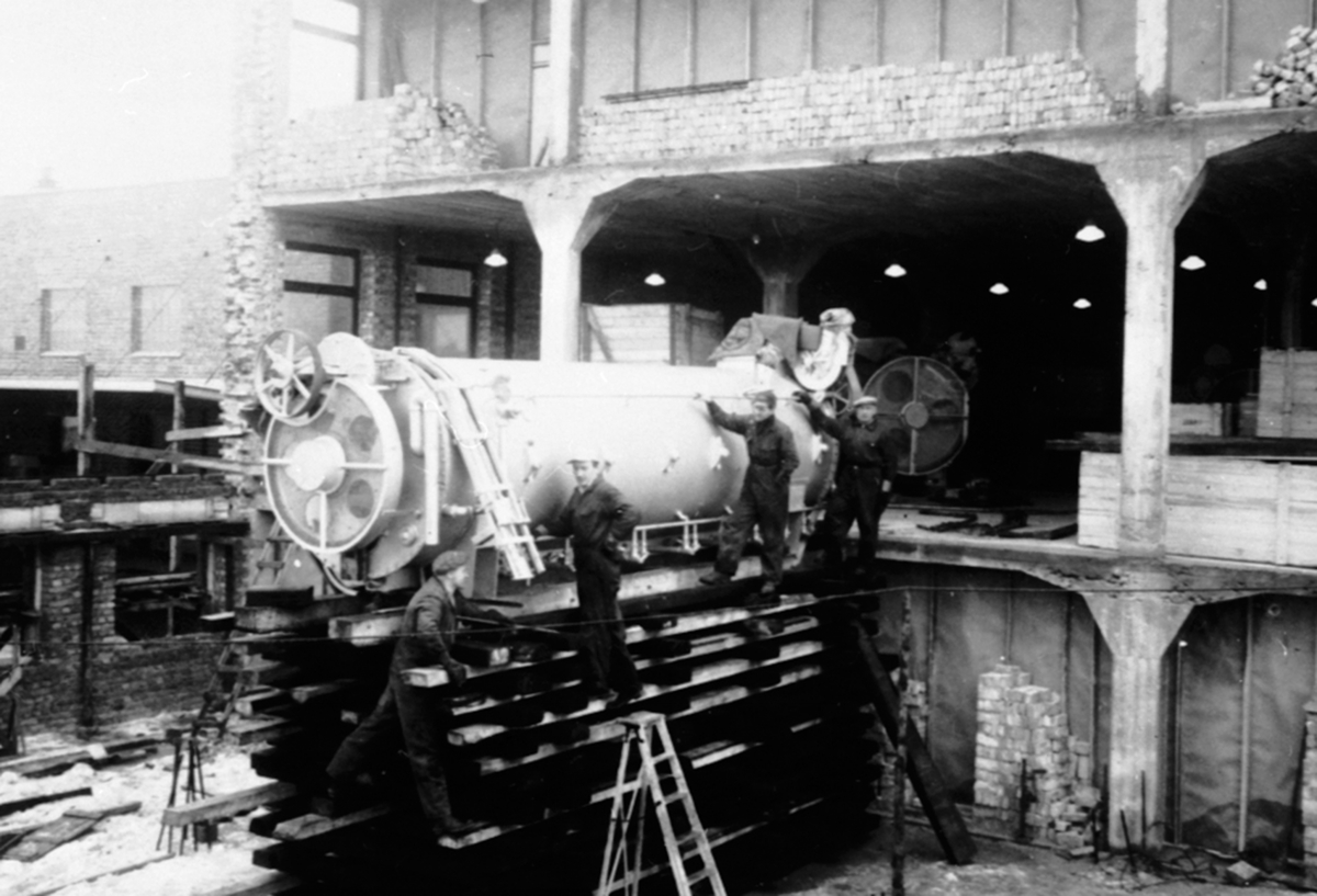 Anno Domkirkeodden, Eksteriør, Hedmark Tørrmelk, Tine, Brumunddal, under byggeperioden, autoklaven settes inn.