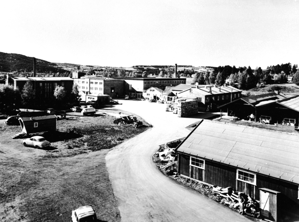 Anno Domkirkeodden, Eksteriør, A/S Oplandske Konservesfabrikk, Stabburet, Nora, Brumunddal. Fabrikkområdet sett fra baksiden.