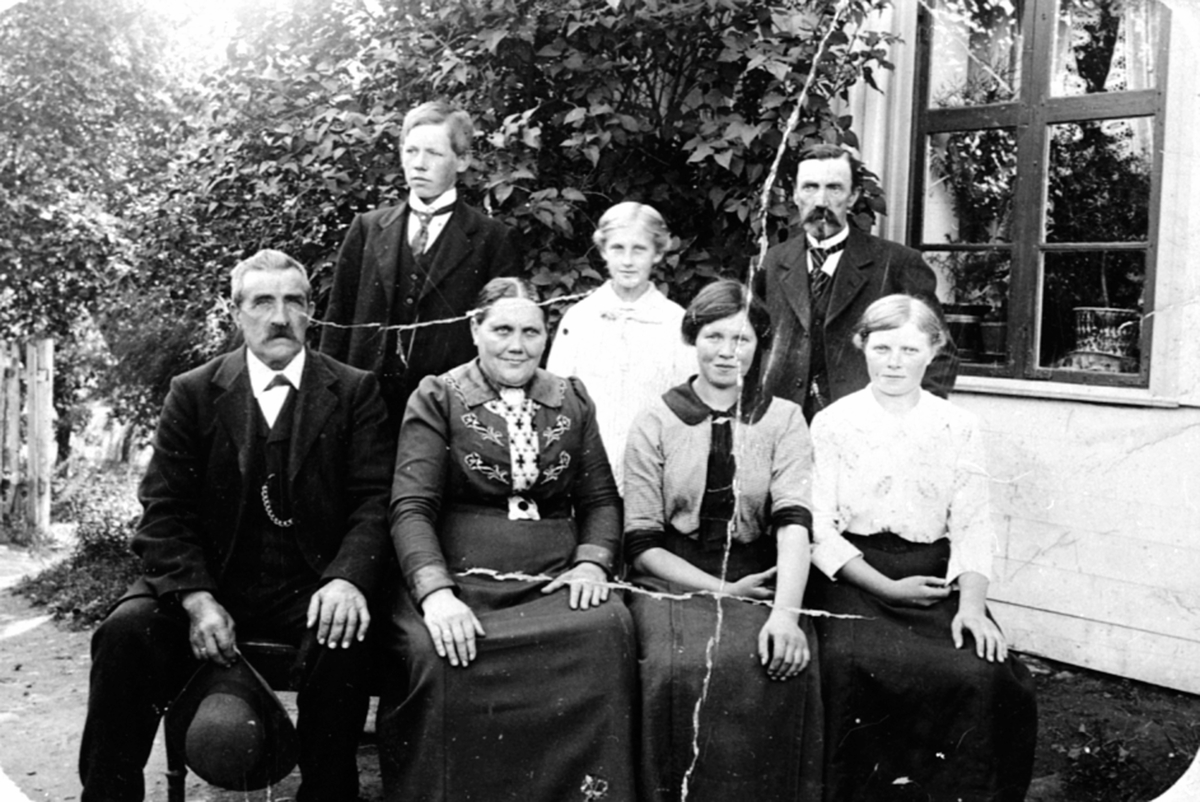 Anno Domkirkeodden, Gruppe oppstillt utendørs. Fra venstre er Andr. Onsum, Bernt Onsum, Antonette (søster til Berte Bergundhaugen), Hans Hammer, Karen Aaseth (gift Snuggerud).