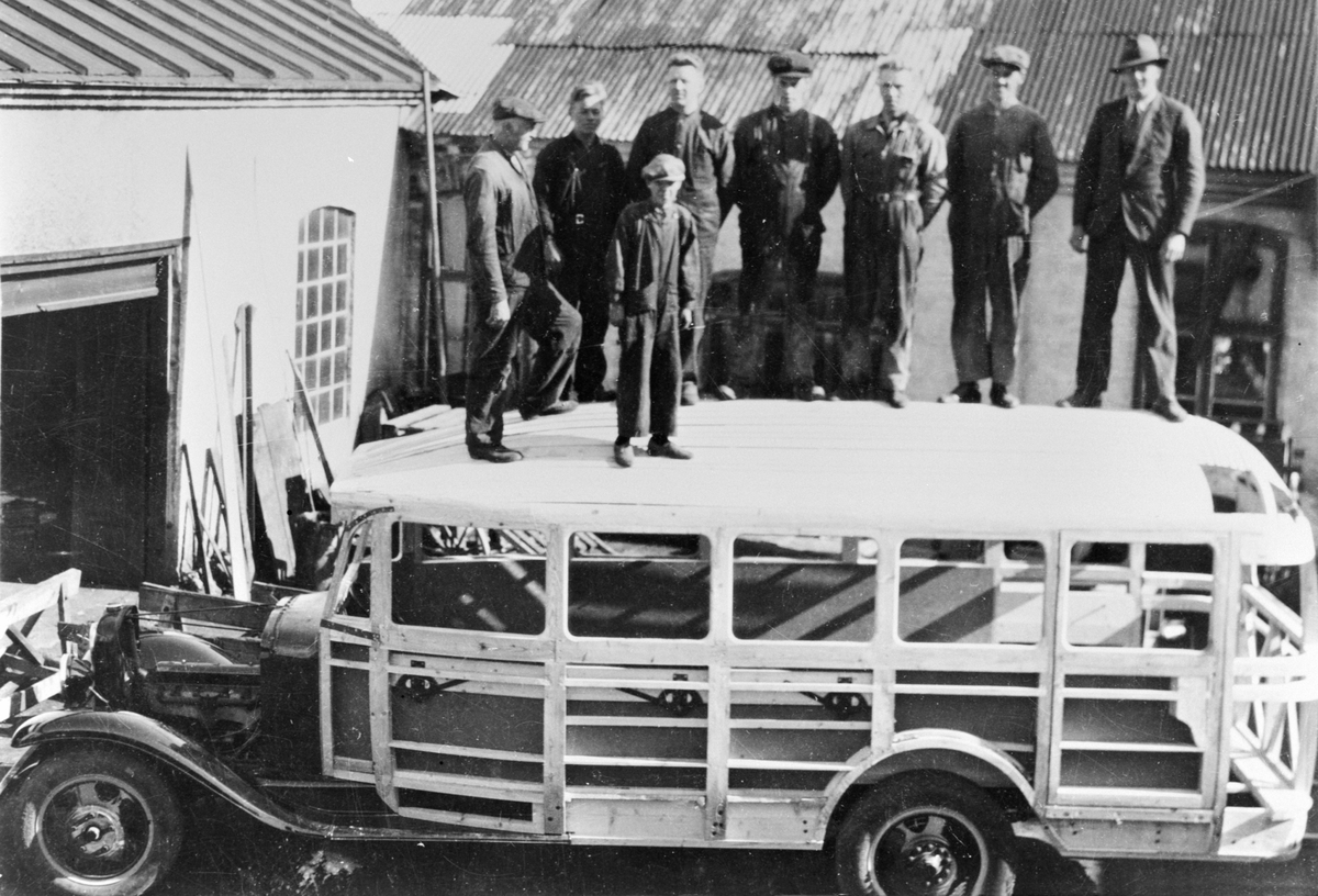 Anno Domkirkeodden, Gruppe arbeidere oppstillt på taket av buss, utendørs ved Hymas A/S, Brumunddal Mekaniske Verksted. Nr. 2 fra høyre : Johannes Løvberg f 15.03.1901 i Furnes.