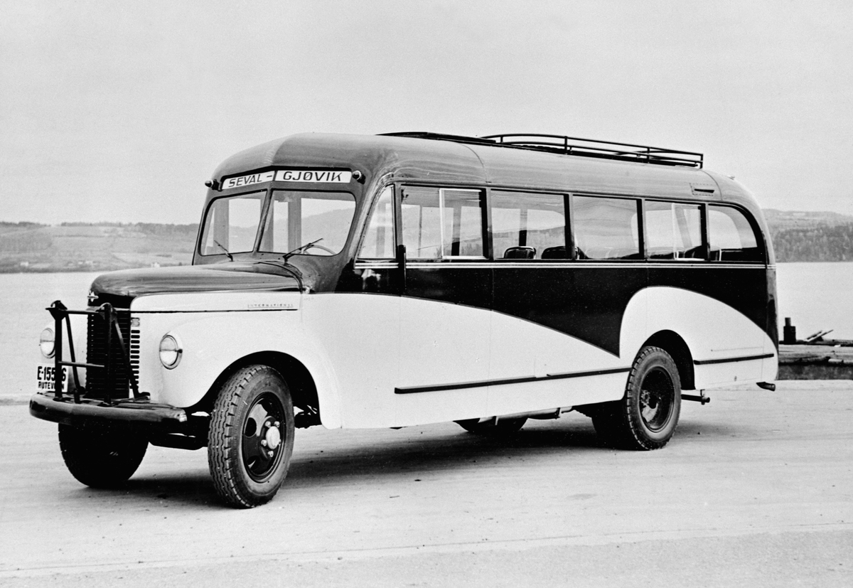 Anno Domkirkeodden, 24-seters buss. Bygget over International chassis. Brumunddal Mekaniske verksted og støperi. Rutevogn på Seval-Gjøvik. Registreringsnummer E-15526. Årsmodell 1946.