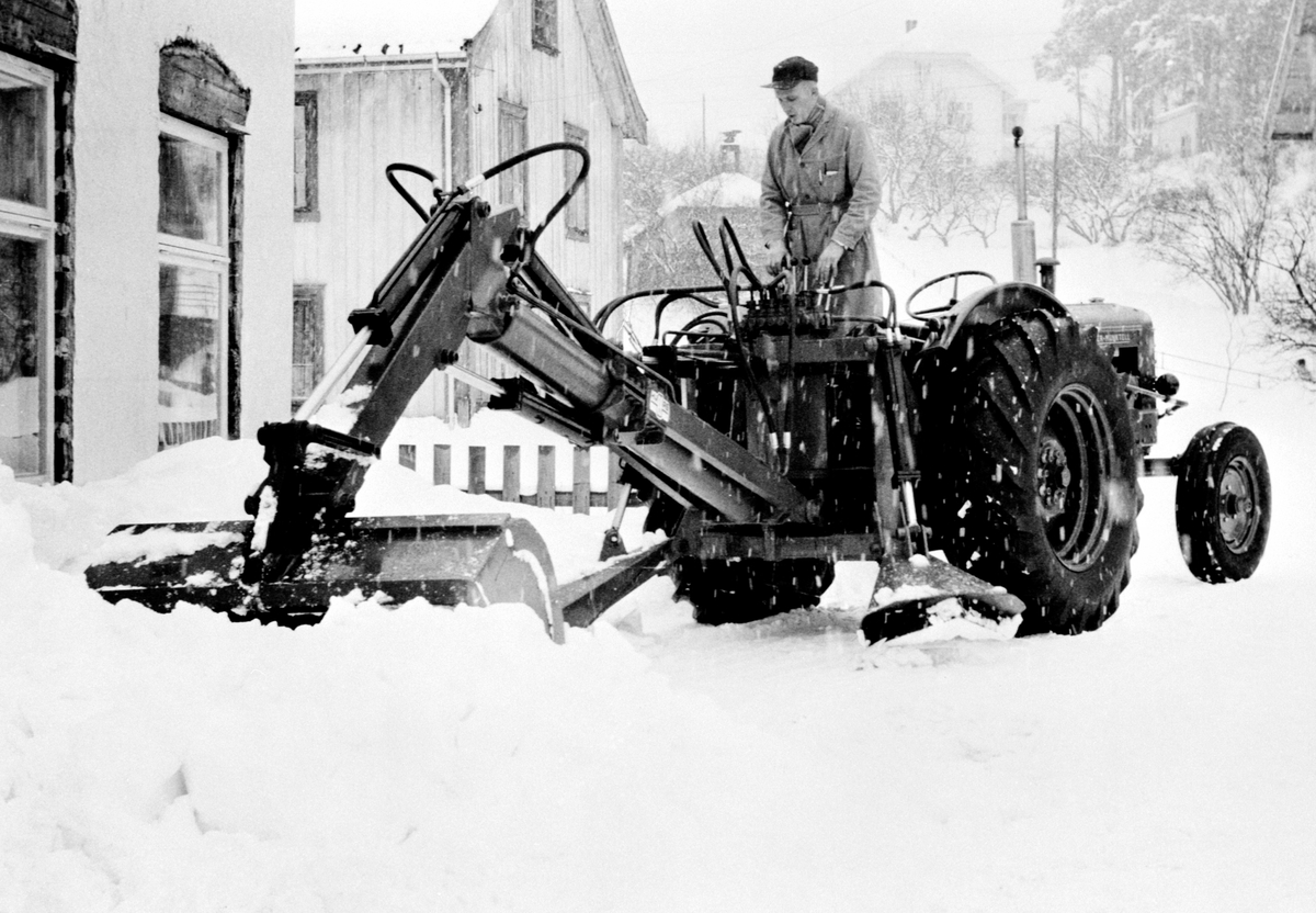 Anno Domkirkeodden, Hymas snøskuffe på en "Bolinder Munktell" traktor utenfor fabrikken. Laget av Brumunddal Mekaniske verksted og støperi. Hymas A/S.