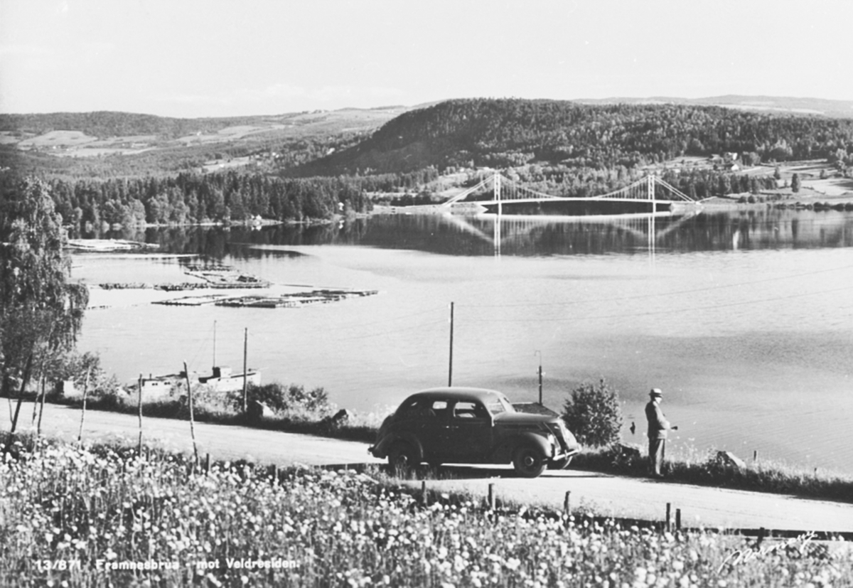 Anno Domkirkeodden, Framnesbrua, Ringsaker sett fra Kvarbergvika mot Veldresiden. Mann og bil i vegen.