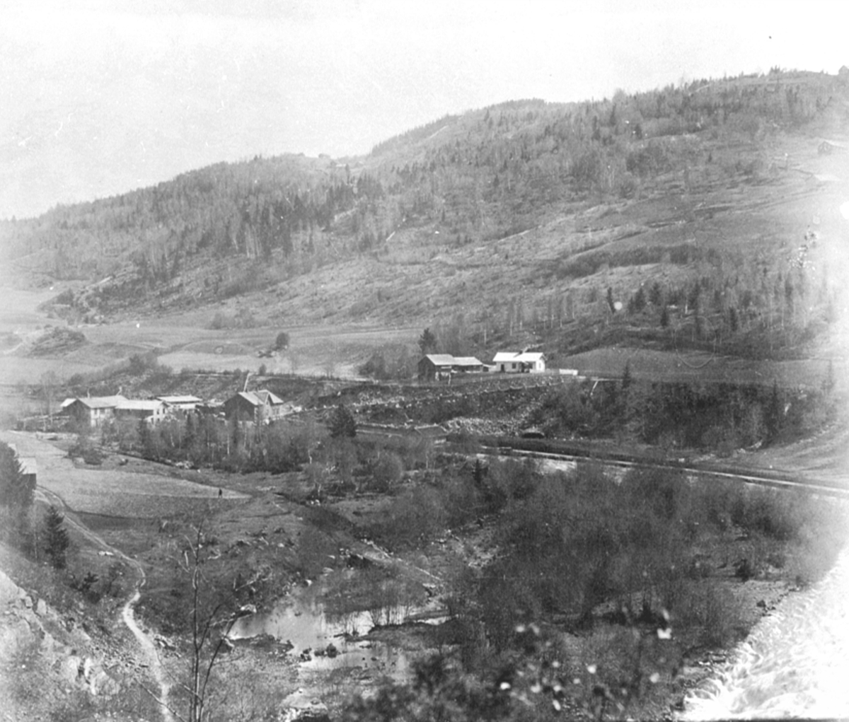 Anno Domkirkeodden, Berger sag, Lindsvea midt på bildet. Spikdalen, Djupdalen, Mauset. Furnes.