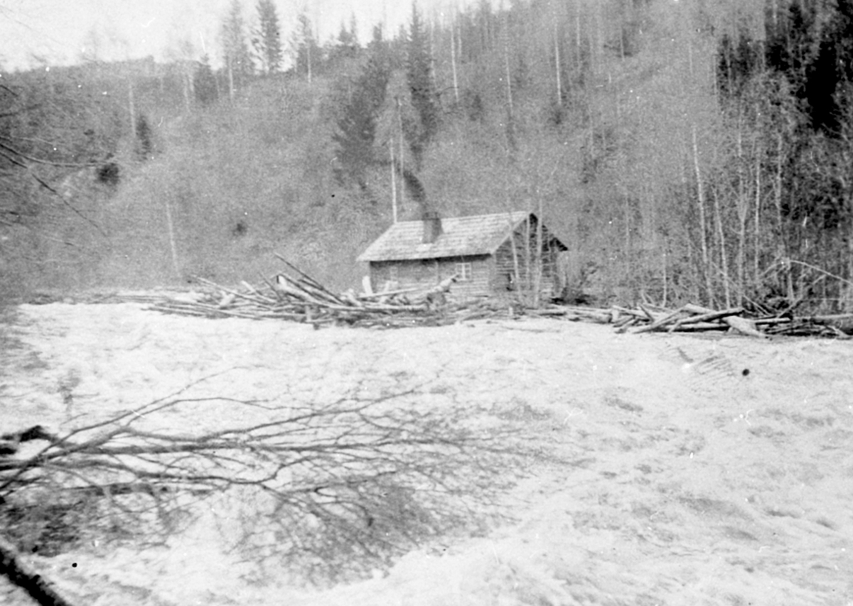 Anno Domkirkeodden, Flom i Brumunda, Spikdalen, smie ved Brumunddal Ullvarefabrikk. Tømmer har satt seg fast.
