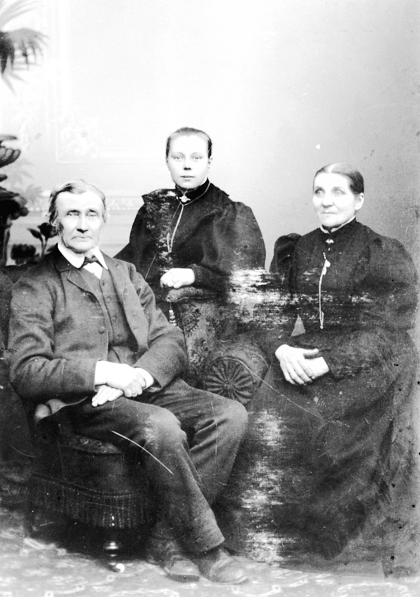 Anno Domkirkeodden, Familiebilde. Peder Granerud (1825 - 1907), Martha Marie Granerud (1880 - 1947), Marie Granerud (1839 - 1897), Granerud gard, Veldre, Ringsaker.