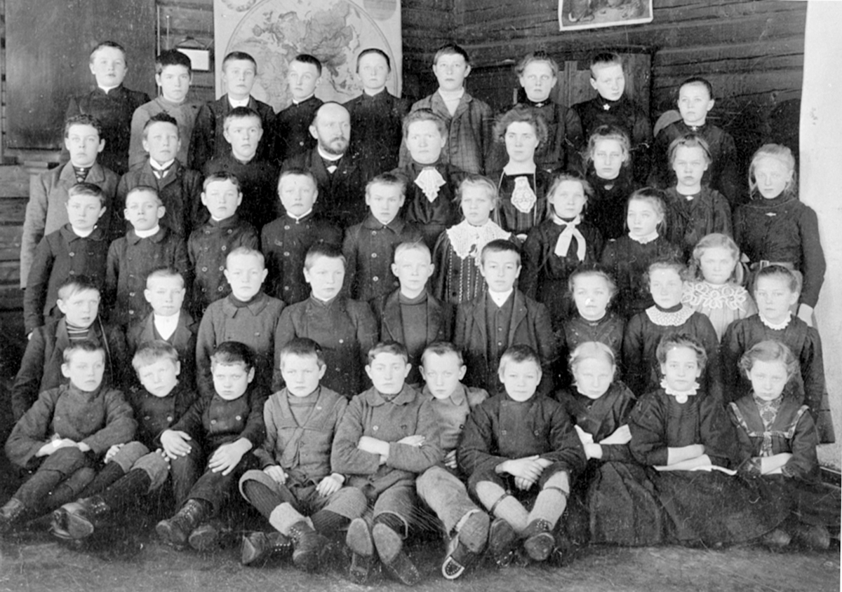 Anno Domkirkeodden, Elever og lærere ved Mauset skole, Brumunddal.