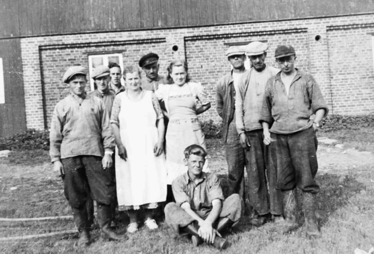 Anno Domkirkeodden, Gruppe arbeidere på Flisaker gard, Veldre, Ringsaker under krigen.