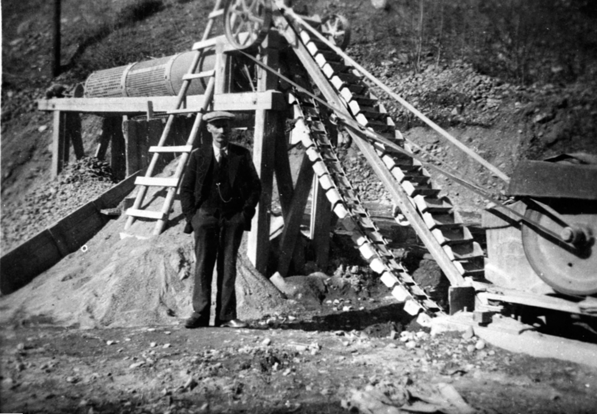 Anno Domkirkeodden, Andreas Bakke ved pukkverk i grustak, transportbånd for stein, lå i krysset Narudvegen/Byflatvegen, Brumunddal.