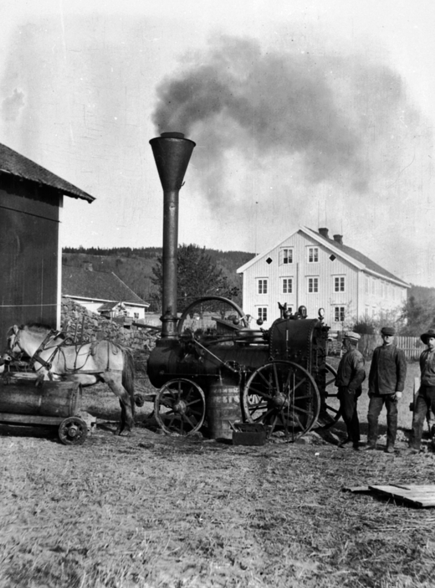 Anno Domkirkeodden, Tresking med dampkjele på Stor-Mørkved i 1910. Bøndene i området gikk sammen i treskelag, og hadde maskinen en periode hver. Maskinene var av merke Drottningborg. Nærmest maskinen står maskinmester Kristian Johansen Jevanordbakken, ved siden av han sønnen Johan. Maskinen ble trukket mellom gårdene …