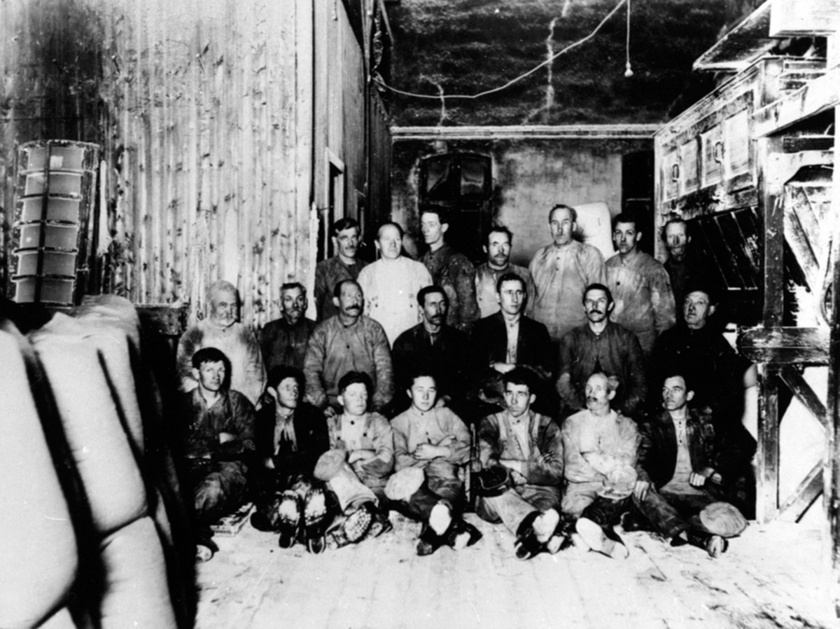 Anno Domkirkeodden, Interiør, arbeidere ved Brumunddal Potetmelfabrikk. Første rekke fra venstre er Johs. Bekkevold, Albert Jemsis, Jørgen Romskaug, Andreas Bakkerud, Arnt Evensen. Andre rekke fra venstre er Ole Bakken, Morten Flåhagen, Lars Skansen, Karl Nybu, Richard Mühlbradt, J. Hovelstuen, Anders Almerud. Tredje …