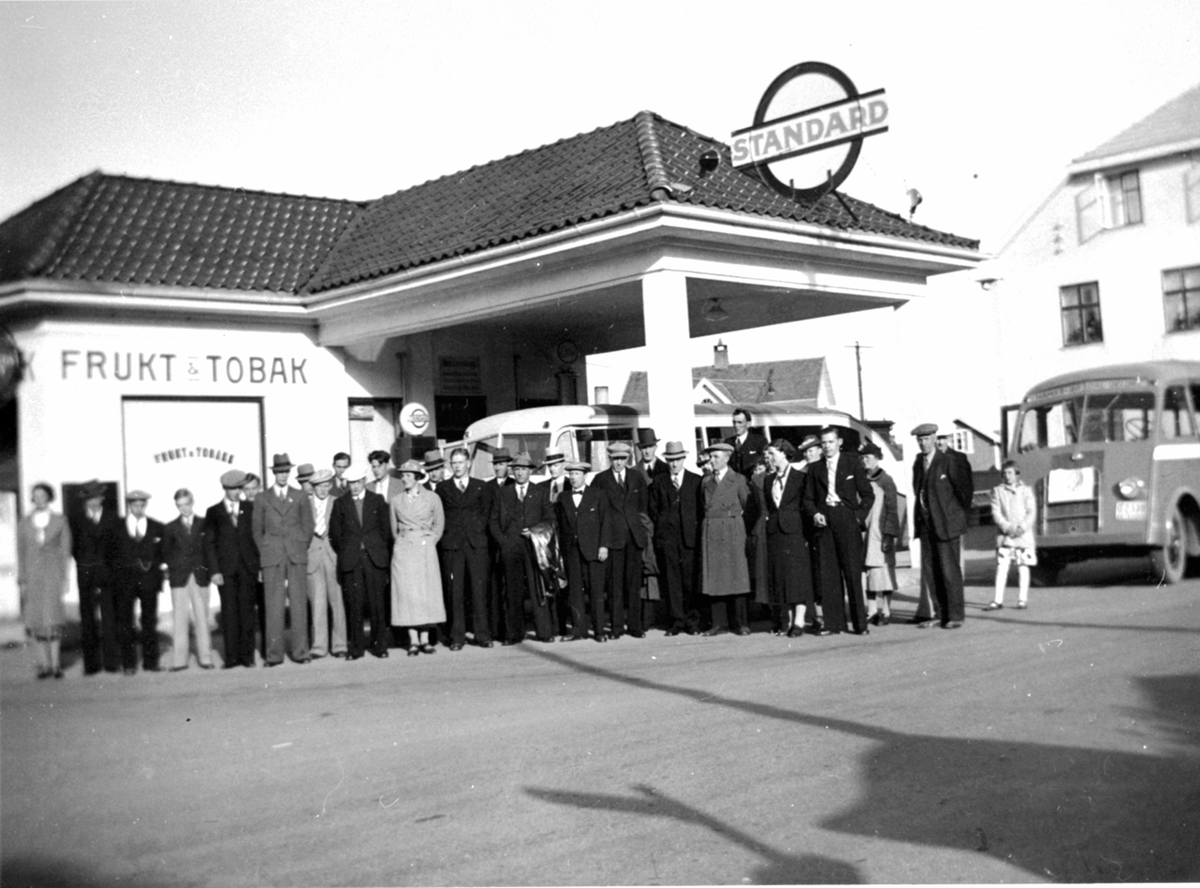 Anno Domkirkeodden, Stor gruppe ansatte fra Globus Maskinfabrikk på tur. Avreise fra Sandbakken bensinstasjon, Furnesvegen, Brumunddal.
