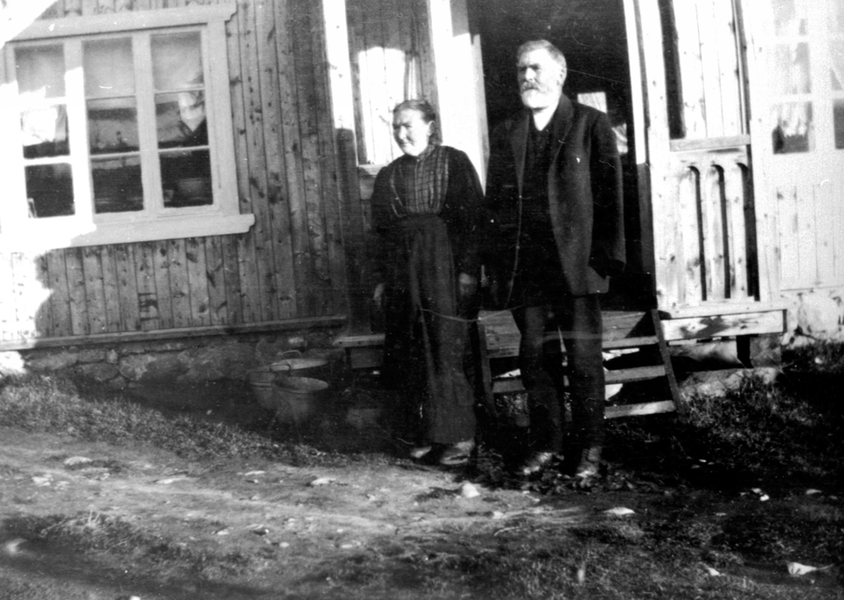 Anno Domkirkeodden, Julie og Ole Rognstad utenfor huset på Rognstad gård, Furnes, Ringsaker.