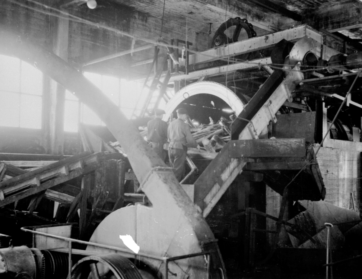 Anno Domkirkeodden, Interiør, fabrikklokale, Berger Langmoen A/S, 2 menn arbeider ved barketrommel, Brumunddal.