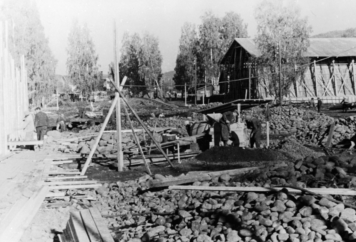 Anno Domkirkeodden, Bygging av wallboardfabrikken ved Berger Langmoen A/S, Brumunddal. Grunnarbeid, graving og forskaling. Lastebiler.