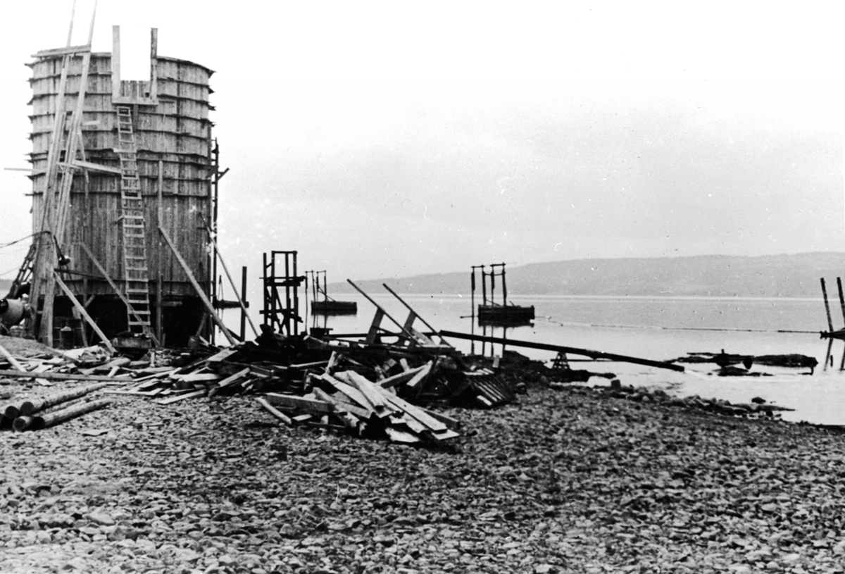Anno Domkirkeodden, Bygging av vannpumpestasjon. Vanninntaksledningen ved pumpestasjon, strandsaga, Berger Langmoen A/S, Brumunddal.