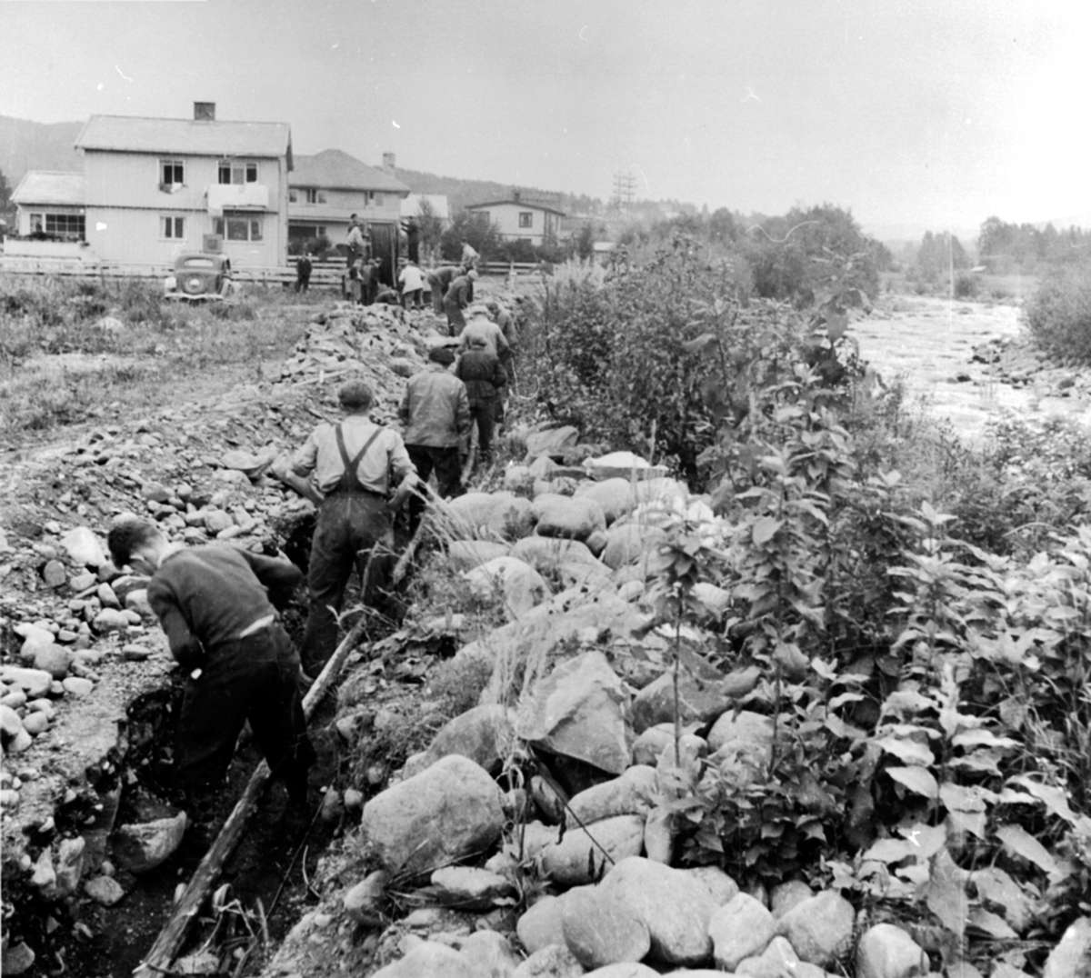 Anno Domkirkeodden, Legging av kabel langs Brumundda, mange menn i arbeid, Berger Langmoen A/S, Brumunddal.