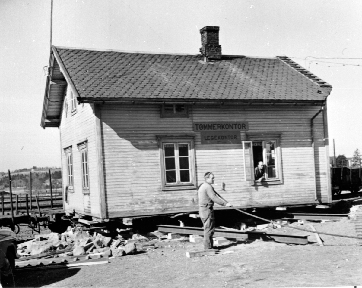 Anno Domkirkeodden, Tømmerkontoret flyttes på skinner, Berger Langmoen A/S, Brumunddal.