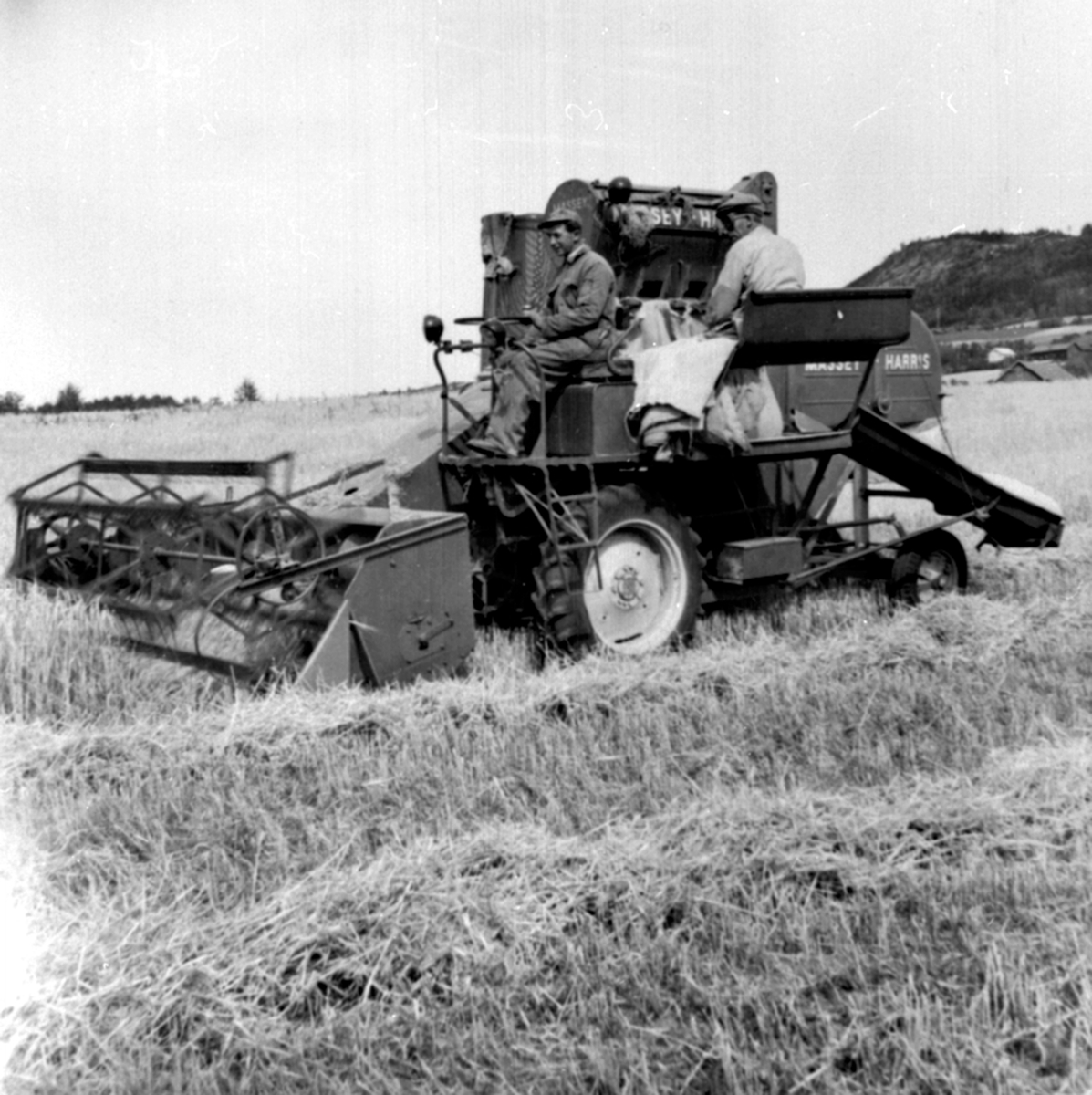 Anno Domkirkeodden, Skuronn. To menn på en Massey Harris skurtresker. Veldre, Ringsaker.