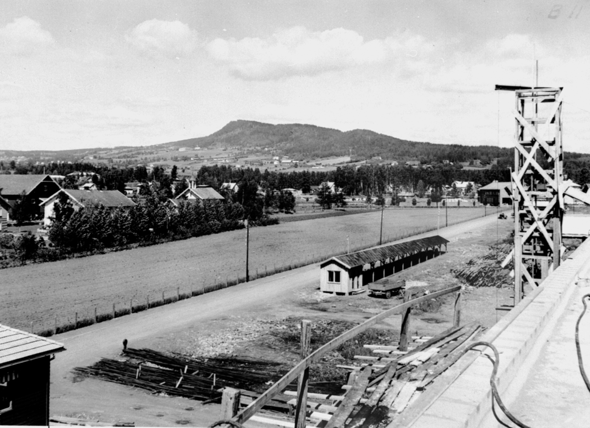 Anno Domkirkeodden, Oversikt Berger Langmoen A/S, fabrikkområdet, Brumunddal, mot Granerud gård og Bjørgeberget.