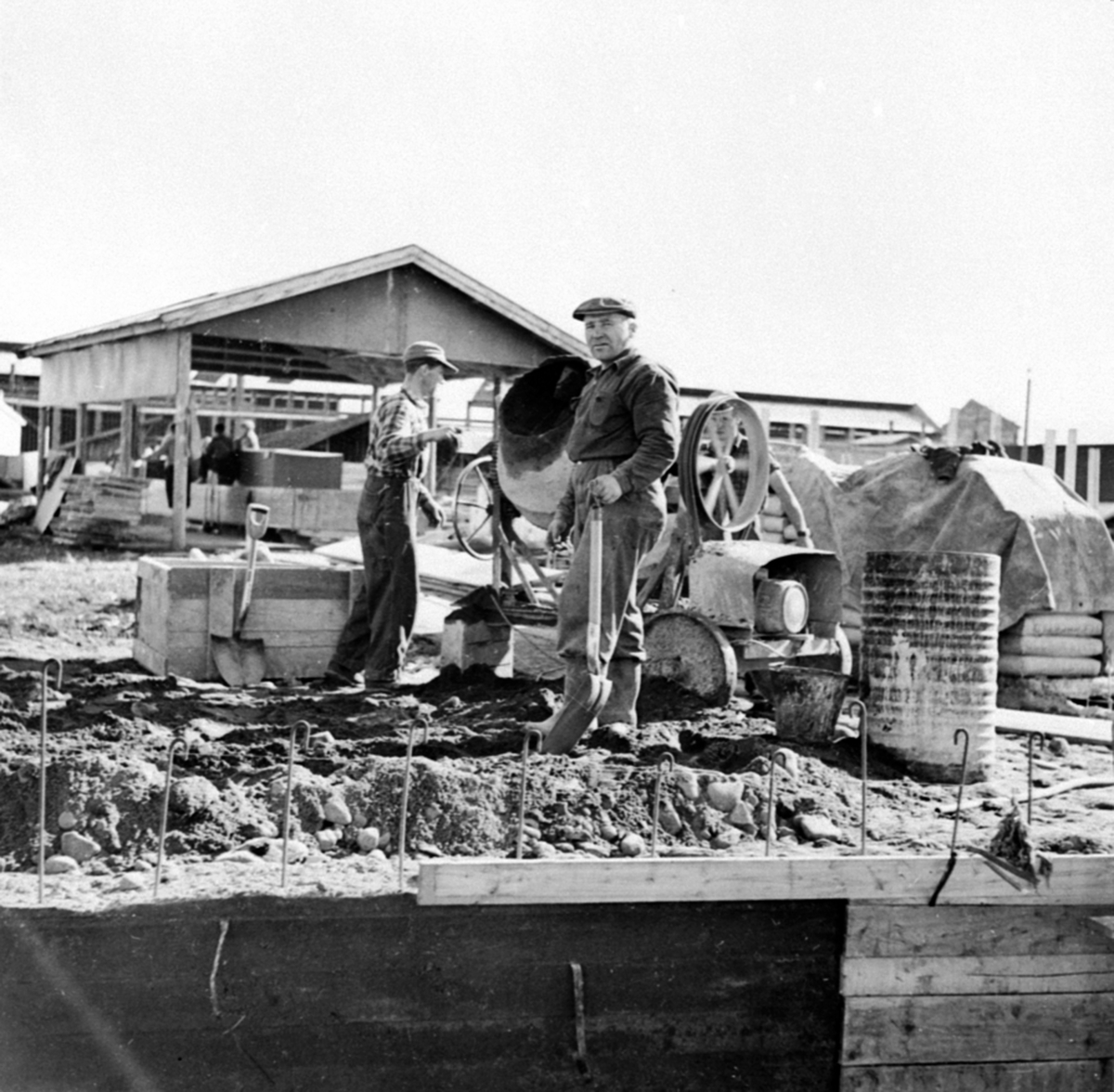 Anno Domkirkeodden, Fundamentering, murerlag blander sement i motorisert sementblander, bygging av nytt materiallager, Berger Langmoen A/S, Brumunddal.