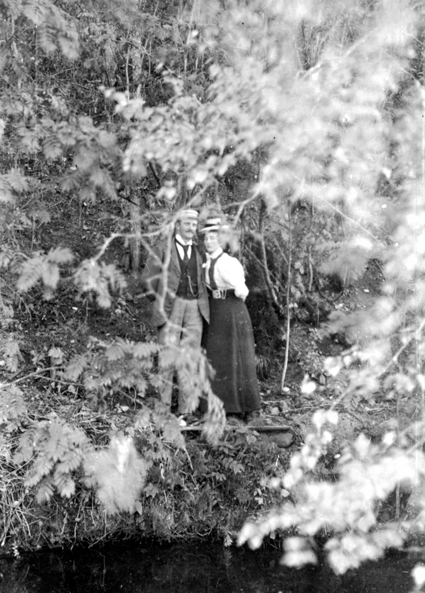 Anno Domkirkeodden, Thore Bjerke og Marta Bjerke ved Kvernveita, Nederkvern gård, Brumunddal.