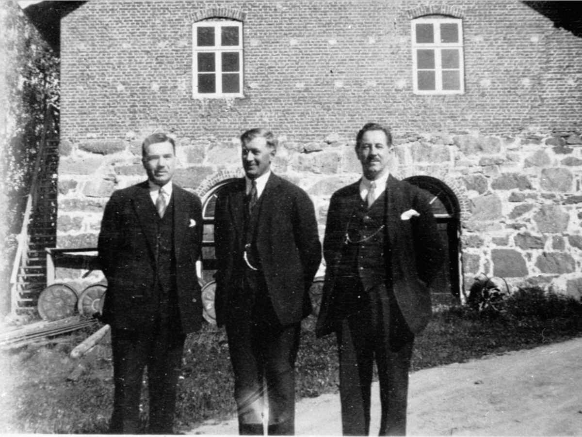 Anno Domkirkeodden, 3 menn, i midten er Einar Jemtland, Brumunddal brenneri.