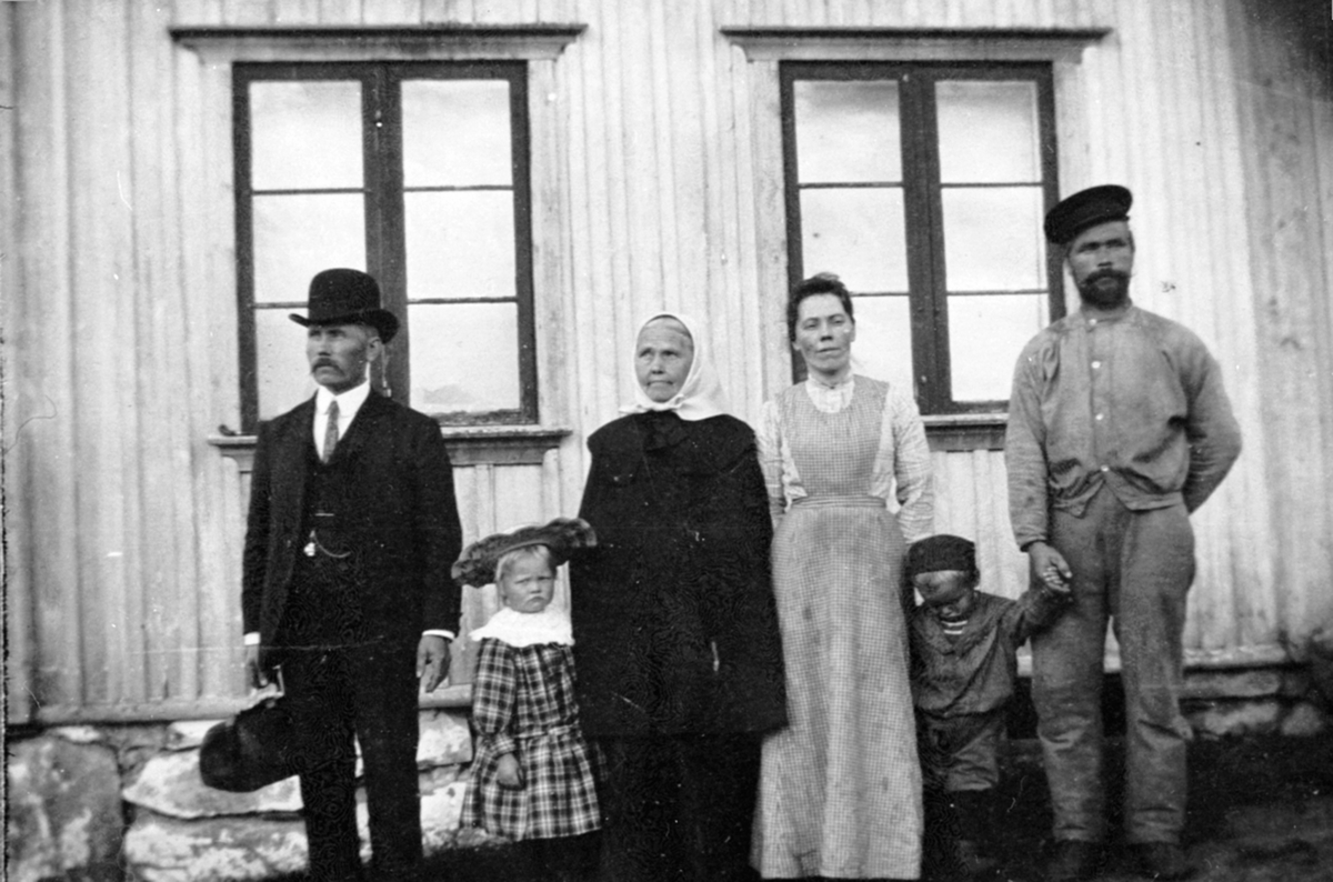 Anno Domkirkeodden, Voksne og barn. Nummer 3 er Kristine Johannesdatter Hemma født Biskopåsen, 4 er Marie Åsen født Hemma, stortingsmann Andreas Hemma, Hemma, Brøttum, Ringsaker.