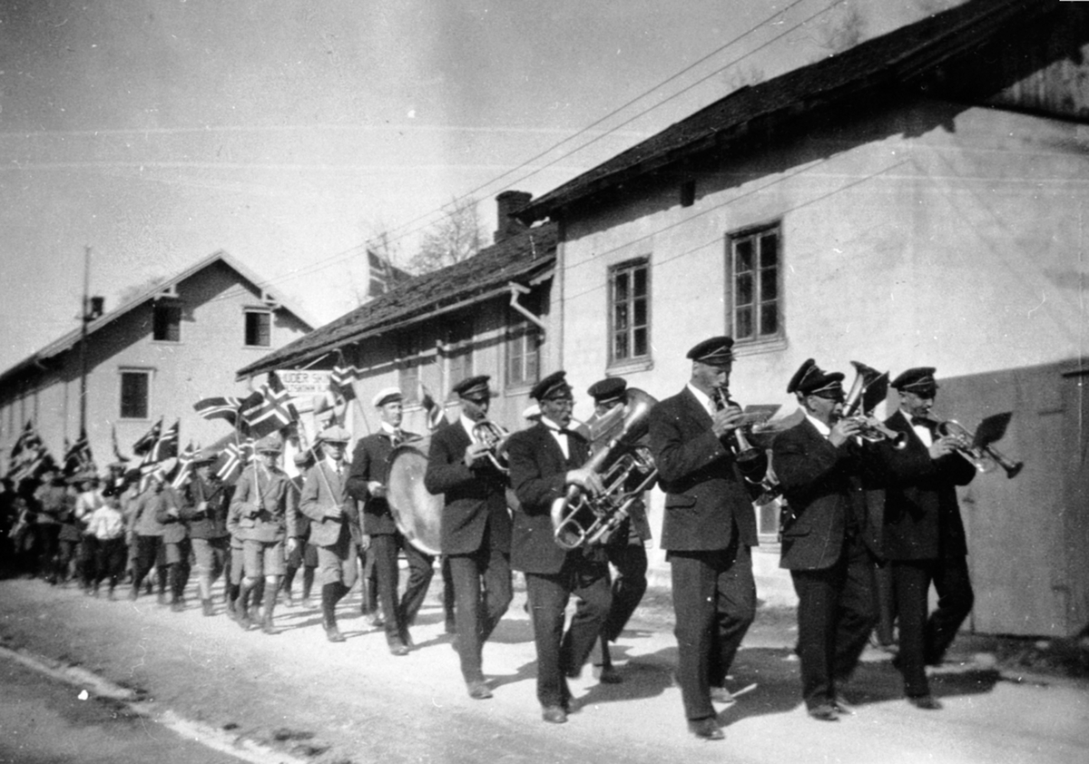 Anno Domkirkeodden, 17. maitog med Brumunddal Musikkforening i spissen, Gamlegata, Brumunddal. Haakon og Fredrik Græsby foran.
