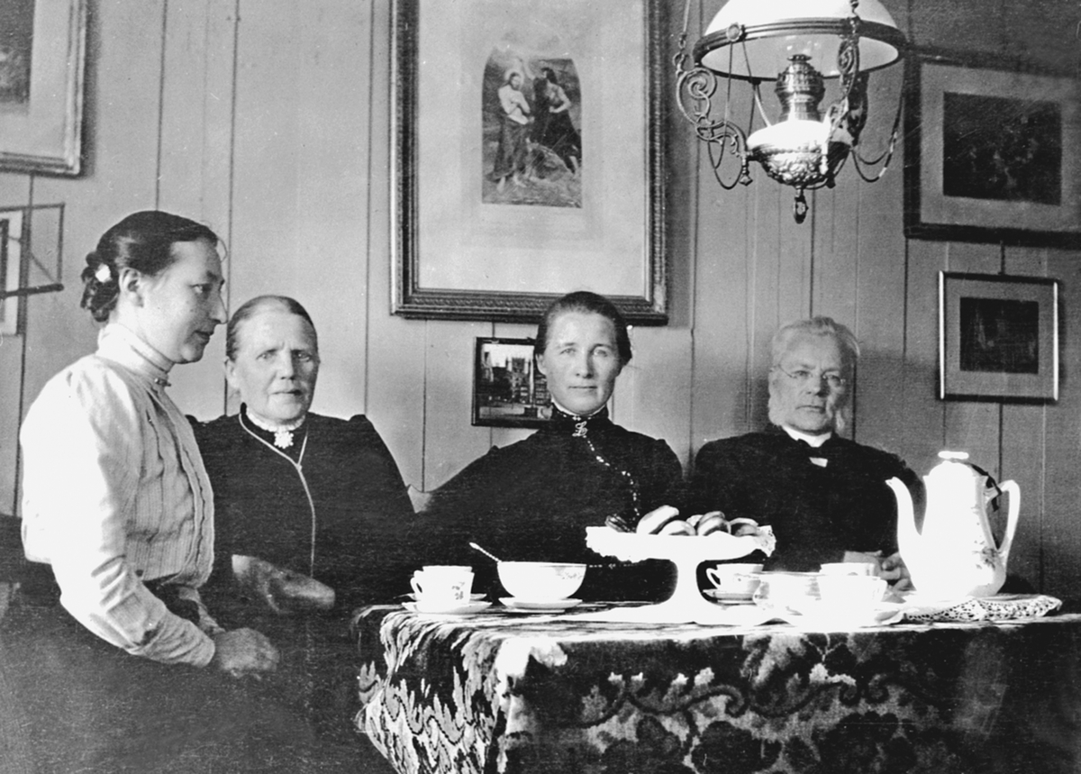 Anno Domkirkeodden, Gruppe rundt kaffebordet på Veldre gamlehjem, Ringsaker. Fra venstre er Sara Svendsen, Oline Ruud, bestyrer Lina Schjerpen, pastor Reinert Svendsen.