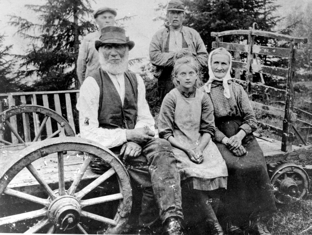 Anno Domkirkeodden, Gruppe sittende på høykjerre. Fra venstre er Ideus Larsen Tranby f.1859, Mathea Larsdatter Tranby f.1854, i midten er datterdatter Ingeborg Tranby, bak er Lars Ideussen Tranby f.1891, Johannes Molstadengen, under Opsal, Veldre, Ringsaker.