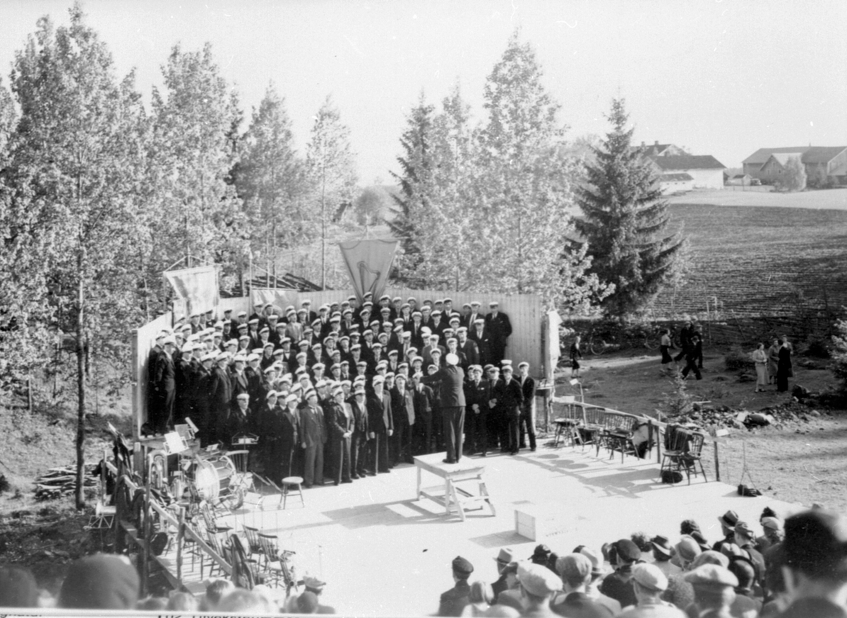 Anno Domkirkeodden, Sang og musikkstevne utendørs, mye folk, sangkor, Kaasengen, Veldre, Ringsaker.