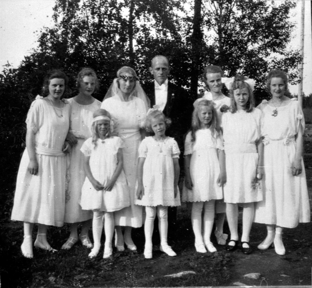 Anno Domkirkeodden, Bryllup på Storlien gård, Veldre, Ringsaker. Brudepar med brudepiker. Helene Hauger født Storlien og Jørgen Hauger.