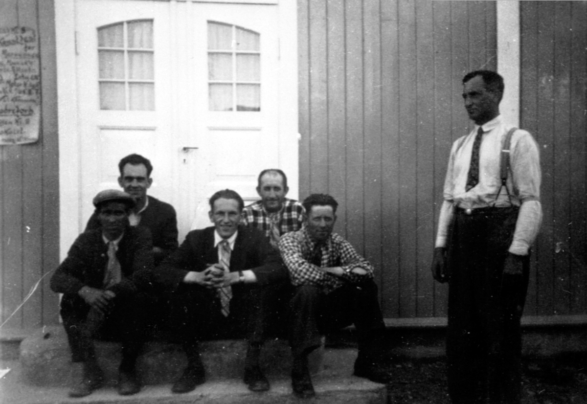 Anno Domkirkeodden, Gruppe menn på trappa til Frelsesarmeen, Brumunddal. Foran venstre er Nils Nysæther, Kristian Kristiansen, Johannes Røseth, Guttorm Lehne, Olaf Stigen, Martin Sørum.
