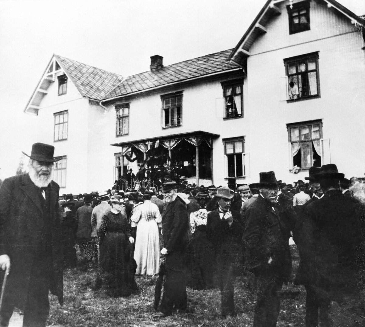 Anno Domkirkeodden, Folkeavstemning 13. august 1905. Mye folk foran gamle Tingvang, Ringsaker.