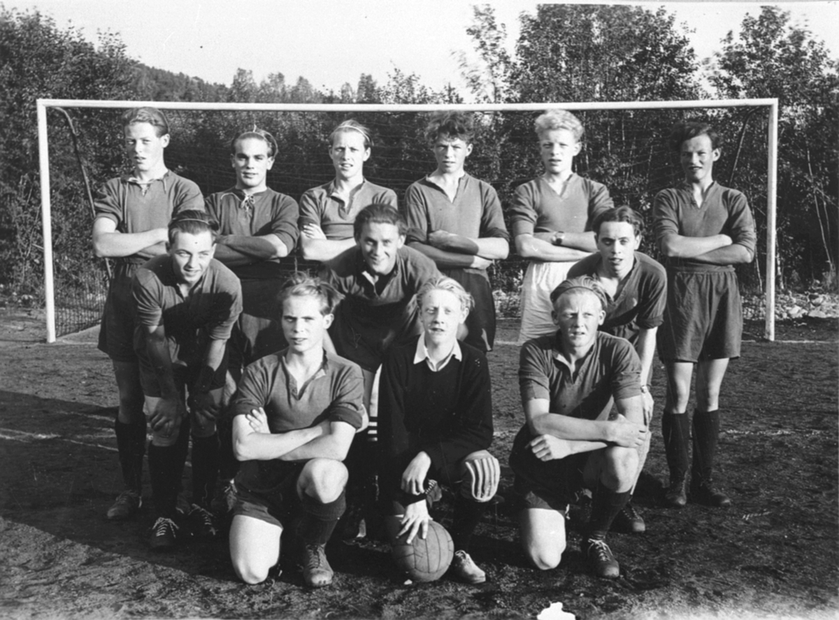 Anno Domkirkeodden, Brumunddal Idrettslag, juniorlaget i fotball 1948, foran v: A. Larsen, A. Holmen, H. Tvedt, 2 r: H. Tvedt, M. Iversen, G. Liberg, 3 r: S. Sundal, A. Larsen, R. Møystad, P. Rudstadbakken, S. Nordengen, A. Rustadbakken.