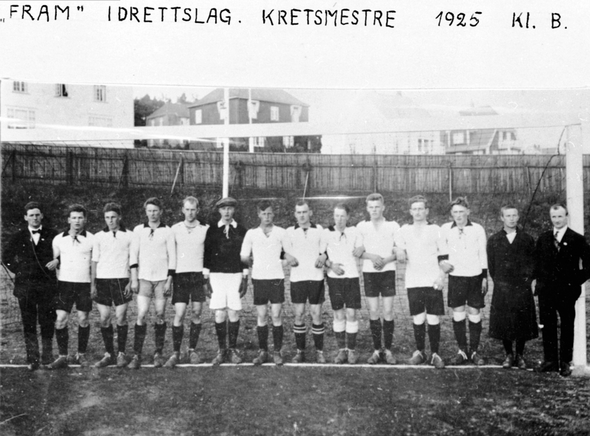 Anno Domkirkeodden, Fram Idrettslag, fotballag med trenere, kretsmestere 1925, klasse B. Fra v: Bull, J. Fjeldstad, O. Houmb, Emilsen, Røhne, Kristoffersen, R. Dobloug, A. Bekkevold, K. Aas, P. Dobloug, H. Hansen, Fjestad, B. Skalmerud. Bildet tatt på Hamar Stadion.