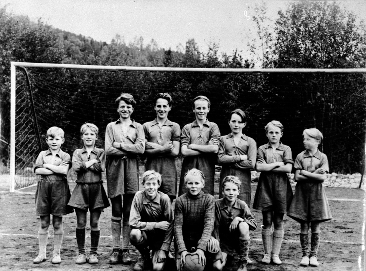 Anno Domkirkeodden, Fotballag, Brumunddal Idrettslag, småguttlag II, navn: O. Barflo, A. Alfstad, R. Rustadbakken, R. Sletten, T. Svenkerud, O. Iversen, K. Svenkerud, E. Rustadbakken, R. Kristiansen, P. Dobloug, B. Simensen. Rekkefølgen på navnene er ikke riktig!
