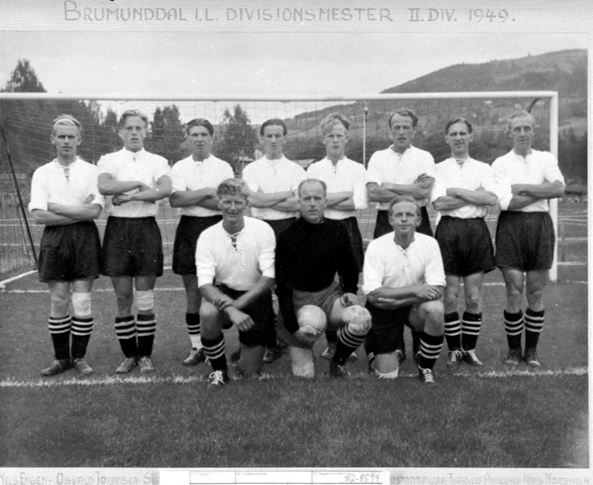 Anno Domkirkeodden, Fotballag, Brumunddal Idrettslag, divisjonsmestere 2.divisjon 1949. Fra v: O. Solberg, I. Andersen, J. Sandvold, 2 r: Nils Engen, O. Johansen, S. Simensen, P. Simensen, T. Larsen, Sverre Rustadbakken, T. Andersen, H. Nordsveen.