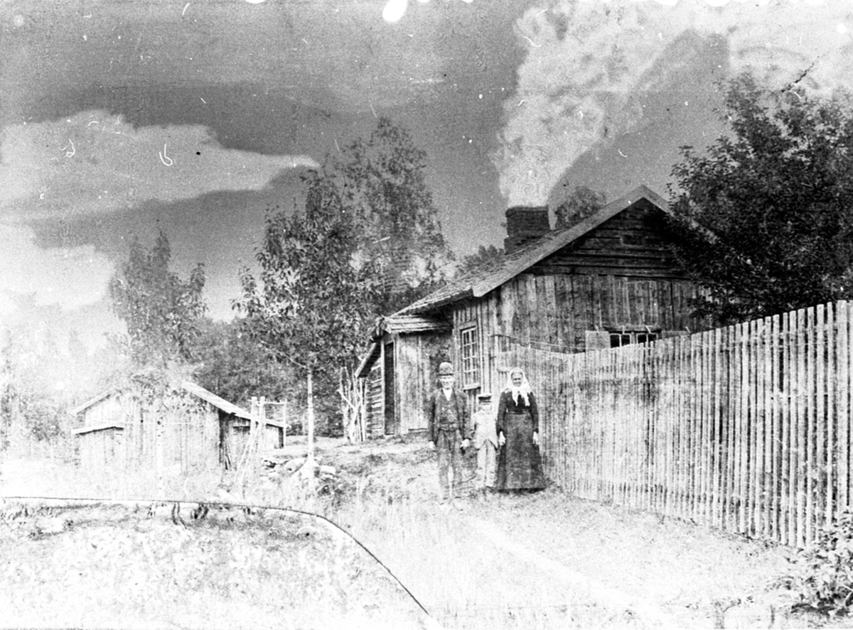 Anno Domkirkeodden, Husmann Nils Monsen Stuggulykkjen f.1837 og hustru Antonette Evensdatter f.1837 med barnebarne Nicolia Hagen f.1893. Stuggulykkja under Bårdset nedre, Ringsaker.