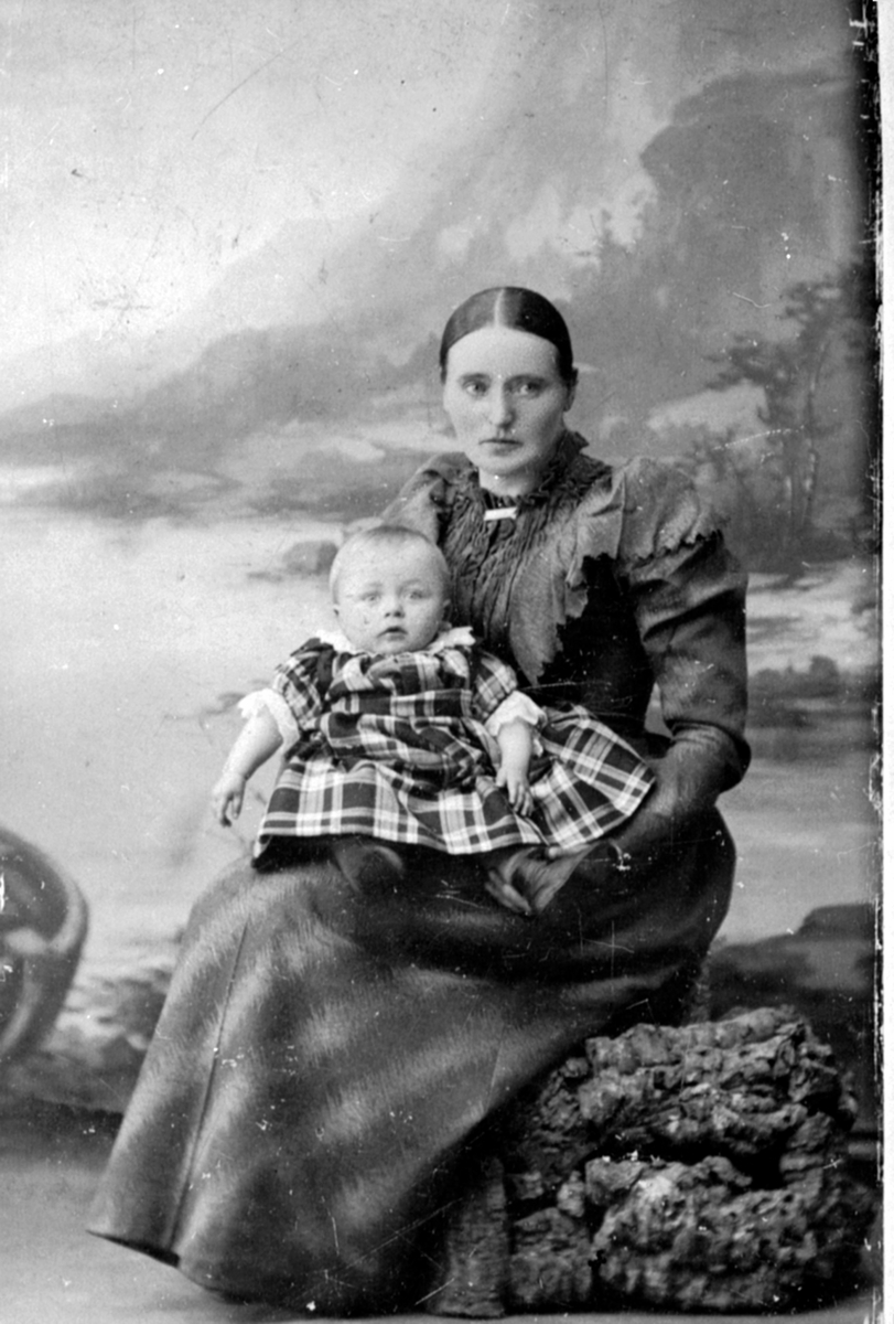 Anno Domkirkeodden, Netta Dahl født Skyberg (1858) med pleiedatter Agnethe Dahl (1892) på fanget, gift med lærer Dahl, Nystuen, Kvernstuebrua, Ringsaker.