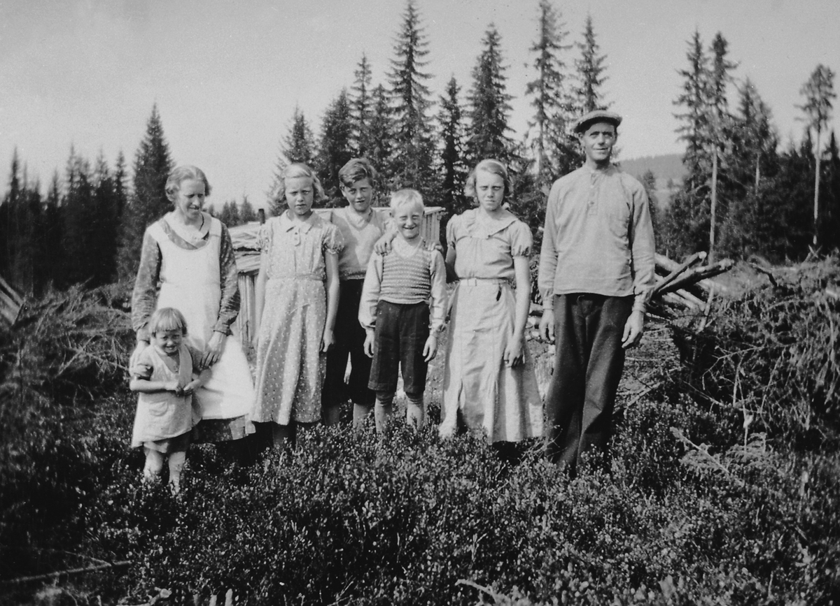 Anno Domkirkeodden, Bureisere. Familien Kråbøl på bureisningsbruket Steinsrud, Åsmarka, Ringsaker. Fra venstre er mor Åse, Agnes, Astri, Oddvar, Håkon, Magda, far Oskar Kråbøl.