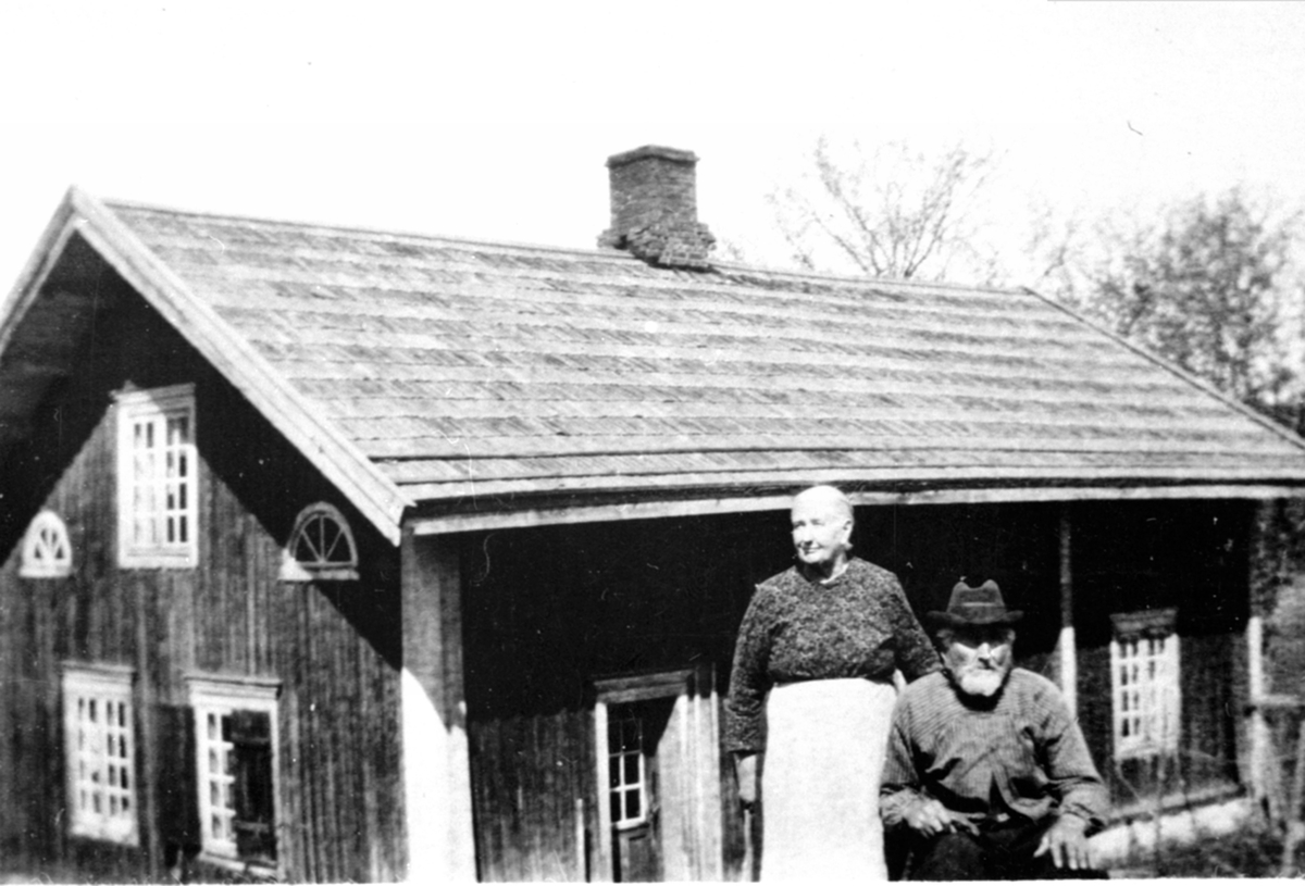 Anno Domkirkeodden, Marte Welten (1858) født Øveraasen og Lars Larsen Welten (1854) foran kårboligen på Velten store, Næroset, Ringsaker.