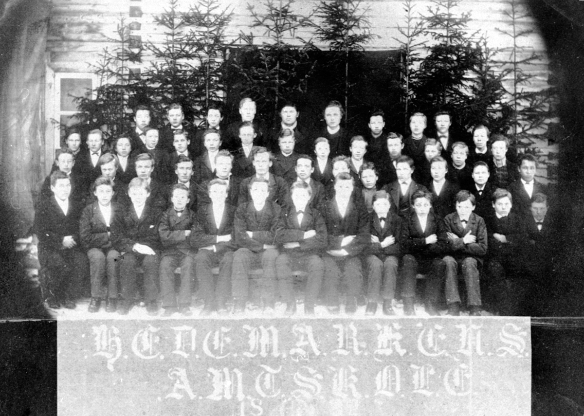 Anno Domkirkeodden, Elever på Hedemarken Amtskole som holdt til på Øveråsen gård, Åsmarka, Ringsaker i ca. fem år.