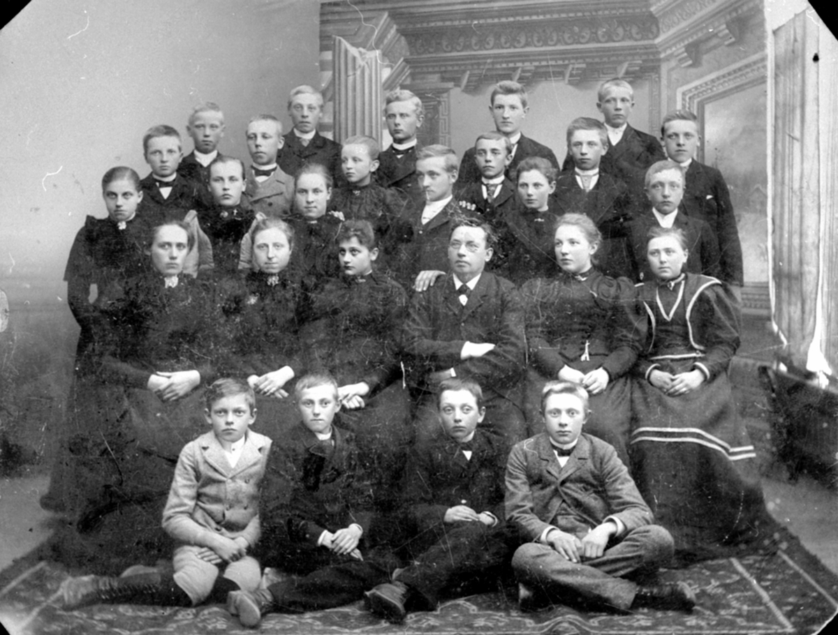 Anno Domkirkeodden, Gruppe elever og lærer, Amtskole, høyere Almueskole, Veldre, lærer Størvold.
