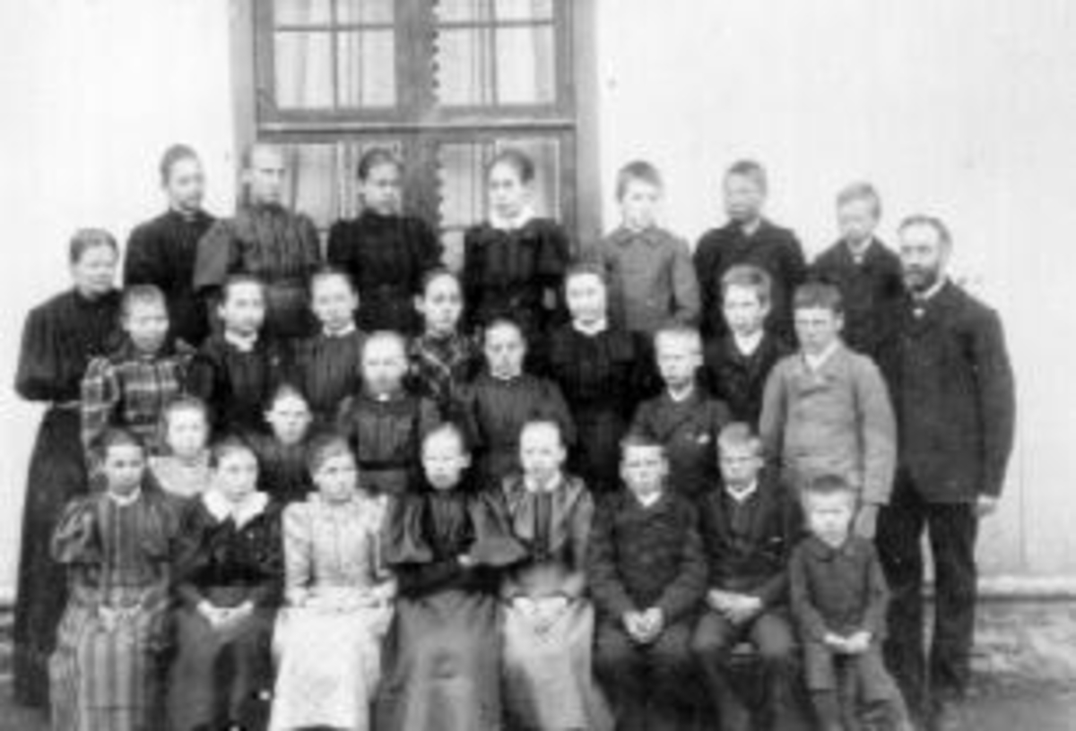 Anno Domkirkeodden, Elever og lærere ved Bergheim skole, Skredderstuen skole, Brøttum, Ringsaker. Bak til venstre er lærer Anna Ottersrud, til høyre er lære Rolv Nyhus.